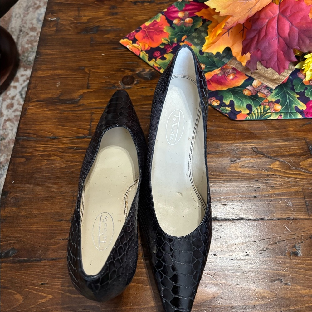 Trotters Black Croc-Embossed Heels